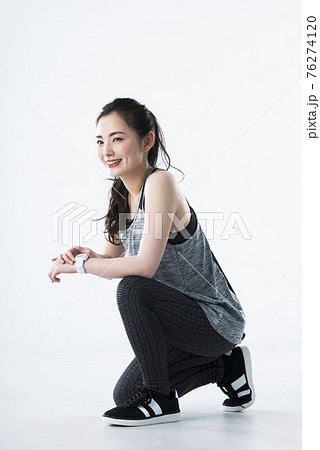 若い女性 スポーツウェア 白バック スタート 始める 若い女性 スポーツウェア 白バック スタート 始める 76274120