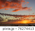 水平線に沈む夕日 76274413