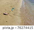 海辺に置かれたビーチサンダル 76274415