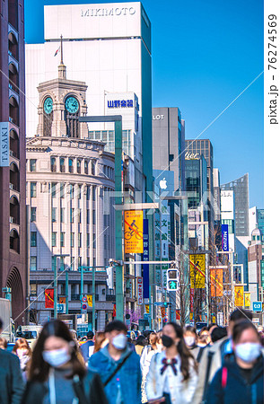 日本の東京都市景観　3.11の東京・銀座。緊急事態宣言再延長下だが多くの人出＝3月11日 76274569