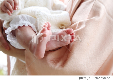 着物を着た母親に抱っこされた赤ちゃんの両足のアップ 76275072