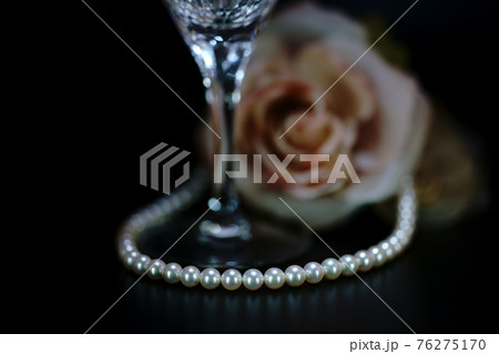 パールネックレスとグラス　黒バック 76275170