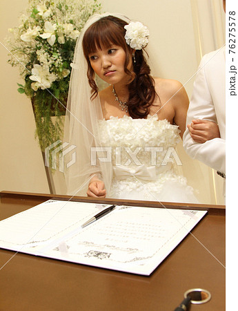 結婚式の人前式で誓約書の前に立つ花嫁の写真素材