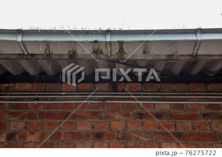 a full leaking gutter 76275722