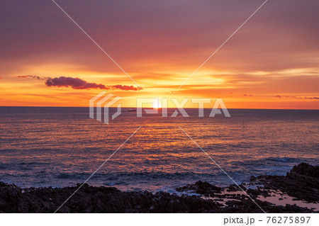 夏の雄武町日の出岬 日の出と漁船の風景 76275897