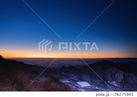 日の出前の榛名山山頂 76275901