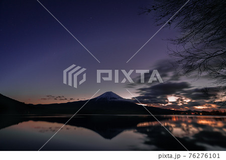 田貫湖からの満天の星空と富士山 田貫湖からの満天の星空と富士山 76276101