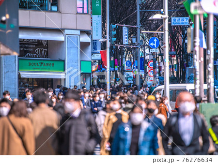 日本の東京都市景観 3.11の渋谷109前。緊急事態宣言再延長下でも多くの人出=3月11日 日本の東京都市景観 3.11の渋谷109前。緊急事態宣言再延長下でも多くの人出=3月11日 76276634