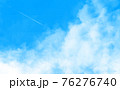 青空と飛行機雲・背景素材・イメージ 76276740