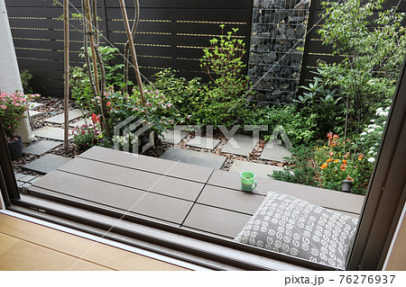 ガビオン（蛇籠）のある小さな庭　ウッドデッキ（縁側）でのコーヒーブレイク 76276937