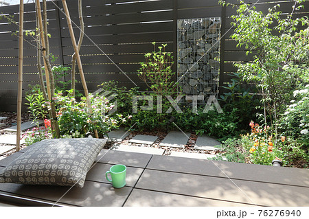 ガビオン（蛇籠）のある小さな庭　ウッドデッキ（縁側）でのコーヒーブレイク 76276940