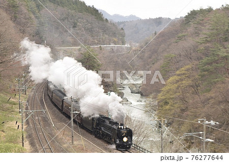 利根川沿いを走る蒸気機関車と旧型客車 利根川沿いを走る蒸気機関車と旧型客車 76277644