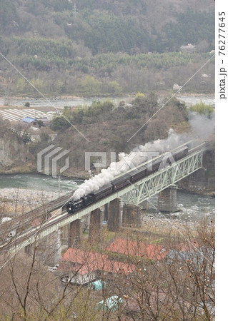 棚下俯瞰から眺める蒸気機関車と旧型客車 76277645