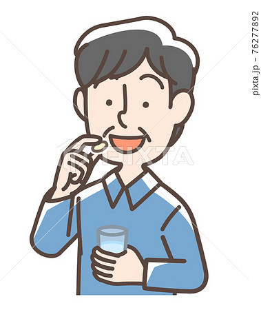 薬を服用する男性 76277892