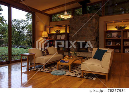 暖炉のある部屋 暖かいリビングルーム 秋冬のイメージの写真素材