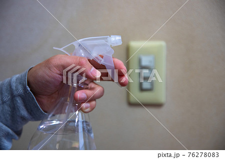 スイッチの消毒 消毒液を持つ手【除菌イメージ】 スイッチの消毒 消毒液を持つ手【除菌イメージ】 76278083