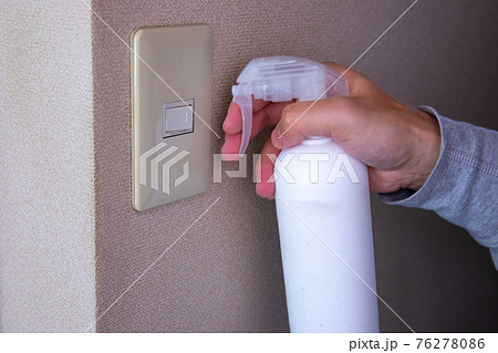 スイッチの消毒　消毒液を持つ手【除菌イメージ】　 76278086