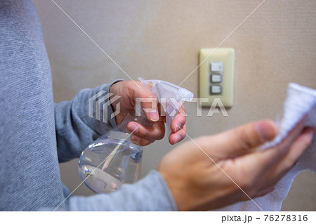 スイッチの消毒 雑巾と消毒液を持つ手【除菌イメージ】 スイッチの消毒 雑巾と消毒液を持つ手【除菌イメージ】 76278316