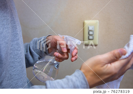スイッチの消毒 雑巾と消毒液を持つ手【除菌イメージ】 スイッチの消毒 雑巾と消毒液を持つ手【除菌イメージ】 76278319