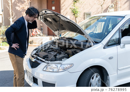 車が故障して困った男性の写真素材