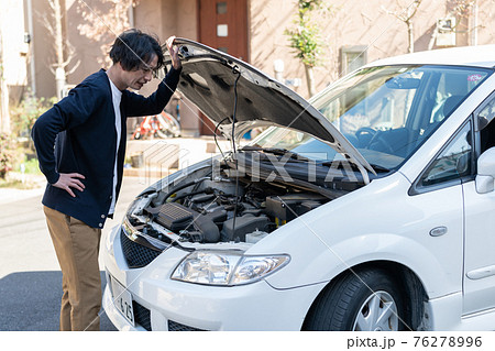 車が故障して困った男性 車が故障して困った男性 76278996