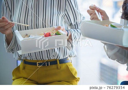 オフィスでテイクアウトのお弁当を食べるビジネスウーマン オフィスでテイクアウトのお弁当を食べるビジネスウーマン 76279354