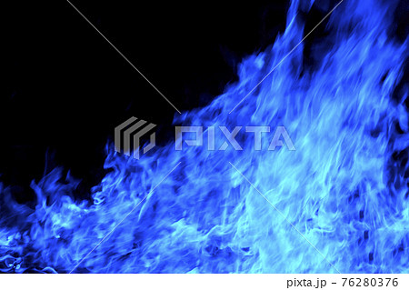 青い炎が勢いよく燃える画像の写真素材