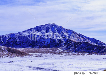 冬の阿蘇地方は雪化粧 冬の阿蘇地方は雪化粧 76280936