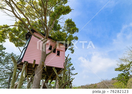 可愛いツリーハウス 76282123