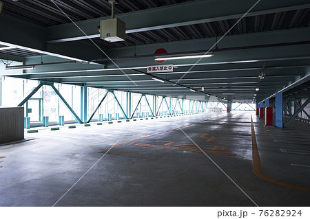 大型商業施設の立体駐車場 76282924