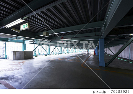 大型商業施設の立体駐車場 76282925