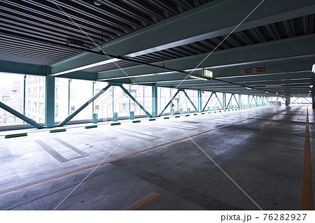 大型商業施設の立体駐車場 76282927