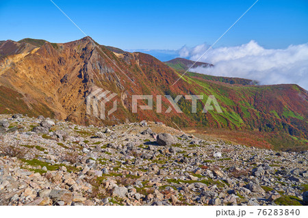 栃木の茶臼岳(那須岳)の北東側から北側(朝日岳,赤面山,中の大倉尾根など)の眺望 76283840