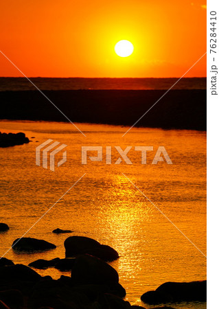 高知　羽根川の夕日 76284410