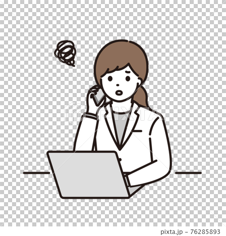 パソコンの前で電話をして困っている女性薬剤師 76285893