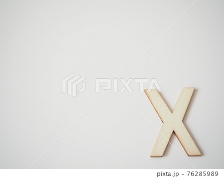 白背景の上に置いた木製の文字・X 76285989