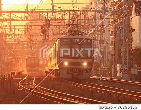 夕暮れの芦屋駅付近を走る207系電車 76286155