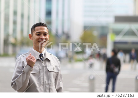 制服　時計　会社員　新入社員　働く人　ビジネス　屋外　若い男性　ビル　コロナ　営業　コピースペース 76287162