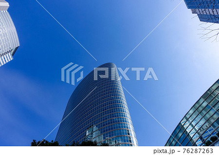 青空にそびえる　品川インターシティの高層ビル群 76287263