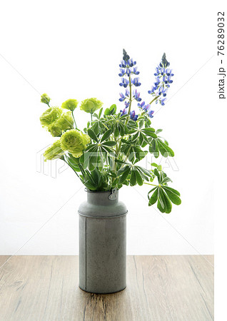 トルコキキョウとルピナス 76289032