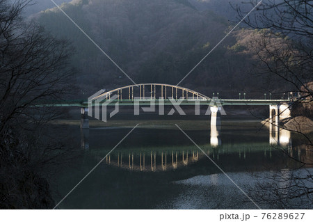 湖霧の奥多摩湖に架かる深山橋 3月 早朝 湖霧の奥多摩湖に架かる深山橋 3月 早朝 76289627