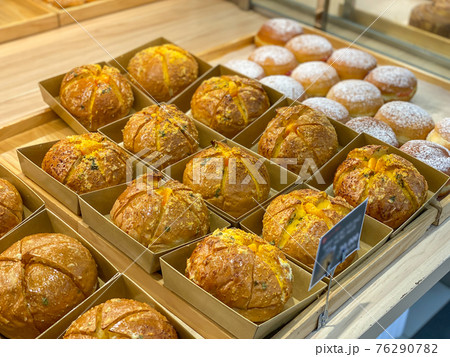 Delicious fresh-baked Korean Garlic and Cheese Bread - Yugjjog Maneulppang Delicious fresh-baked Korean Garlic and Cheese Bread - Yugjjog Maneulppang 76290782