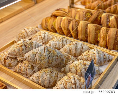 Tray of fresh-baked croissants for sale at pastry shop 76290783
