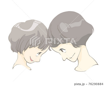 おでこを突き合わせて微笑む仲良しの母子 76290884