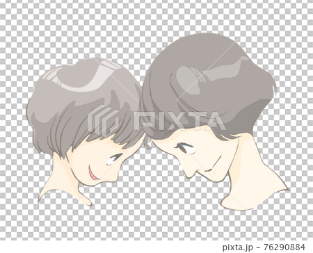 おでこを突き合わせて微笑む仲良しの母子 76290884
