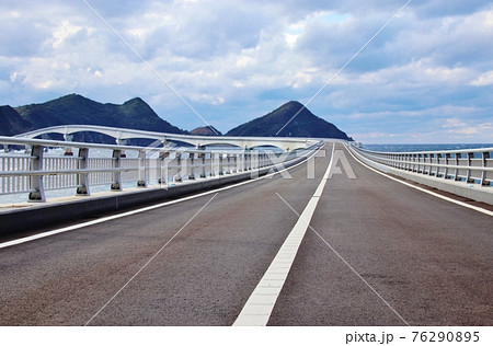 甑島・甑大橋から下甑島を望む 76290895