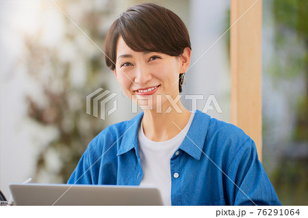 カフェで仕事をする女性 カフェで仕事をする女性 76291064