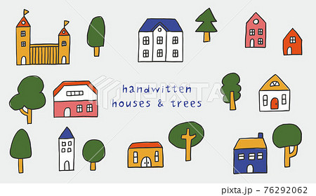 小さな可愛い家と木がある手書き風の街並みのイラスト素材
