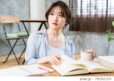 リビングで勉強をする若い女性 リビングで勉強をする若い女性 76292124
