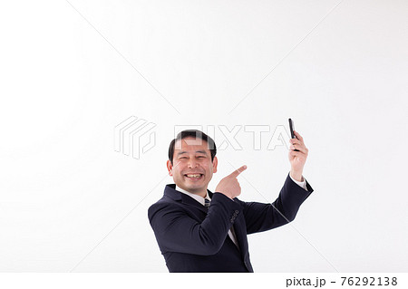 ミドル男性　スマホ　スマートフォン 76292138